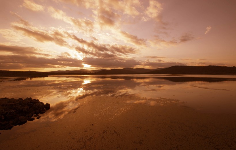 点击大图看下一张：内蒙古阿尔山杜鹃湖风景图片