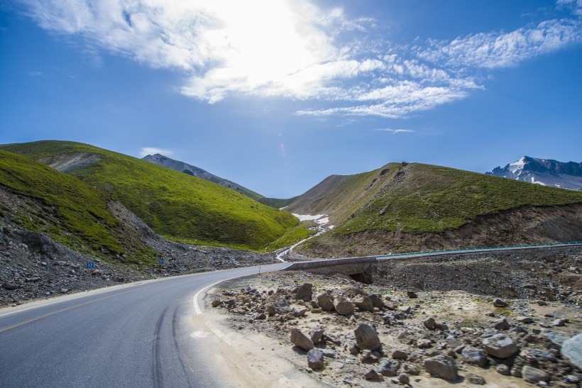 点击大图看下一张：新疆独库公路风景图片
