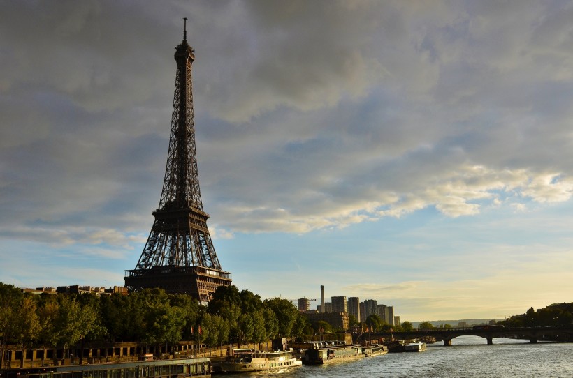 点击大图看下一张：法国埃菲尔铁塔图片