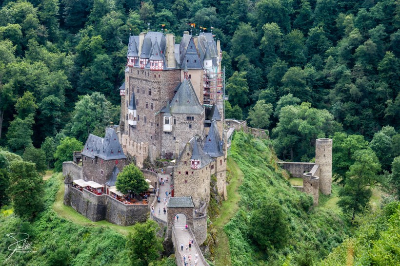 点击大图看下一张：德国爱尔茨城堡图片