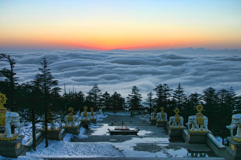 点击大图看下一张：四川峨眉山云海风景图片