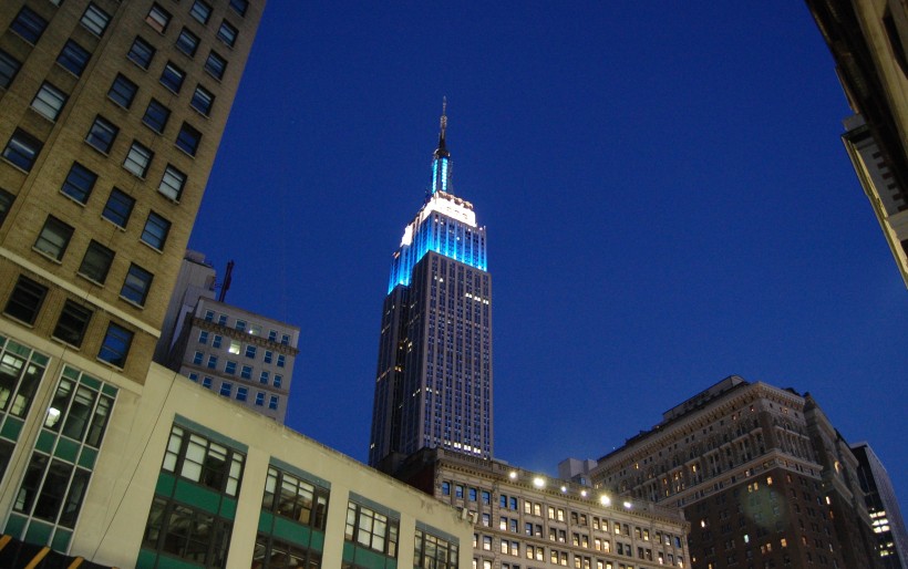 点击大图看下一张：纽约帝国大厦夜景图片