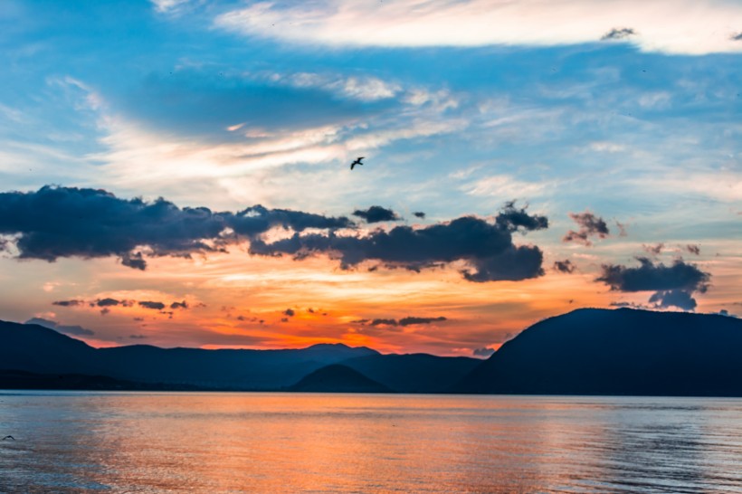 点击大图看下一张：洱海日出风景图片