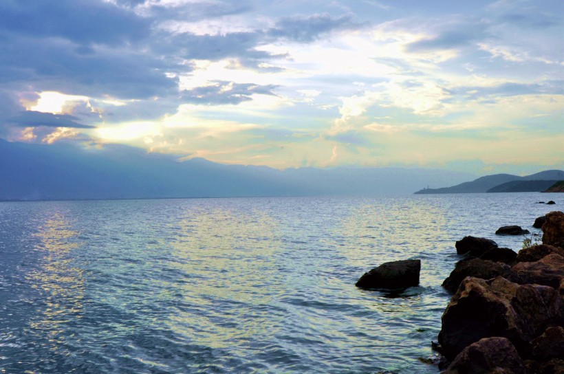 点击大图看下一张：云南洱海风景图片