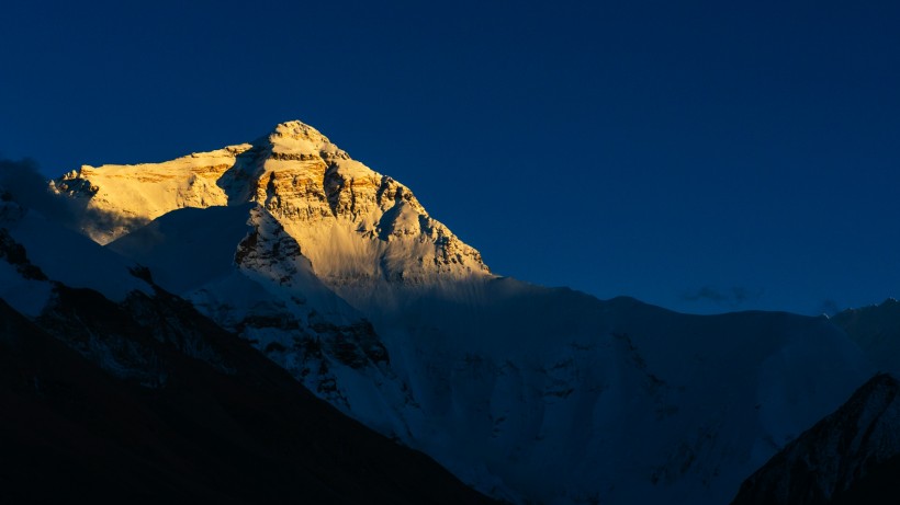 点击大图看下一张：西藏珠穆朗玛峰落日风景图片