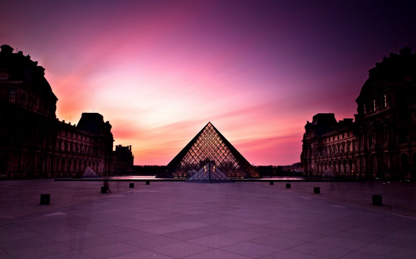 点击大图看下一张：法国巴黎罗浮宫图片
