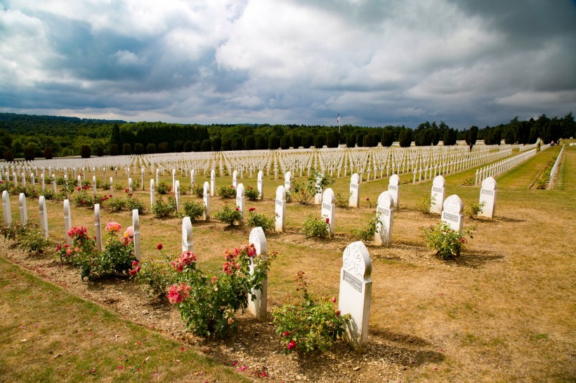 点击大图看下一张：法国凡尔登纪念公墓风景图片