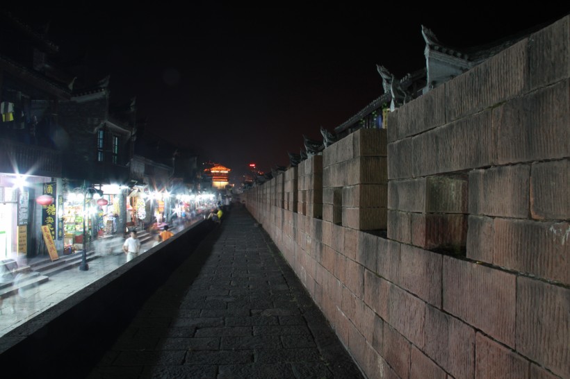 点击大图看下一张：湖南湘西凤凰古城夜景图片