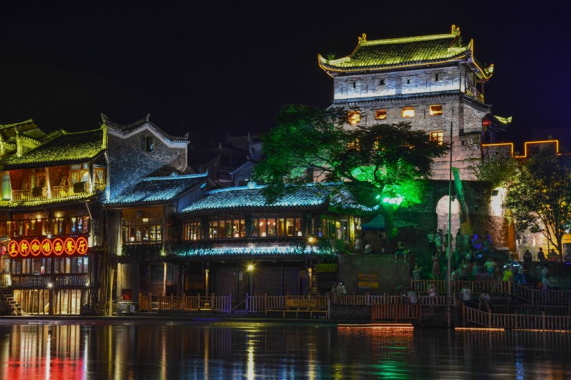 点击大图看下一张：湖南凤凰古城风景图片
