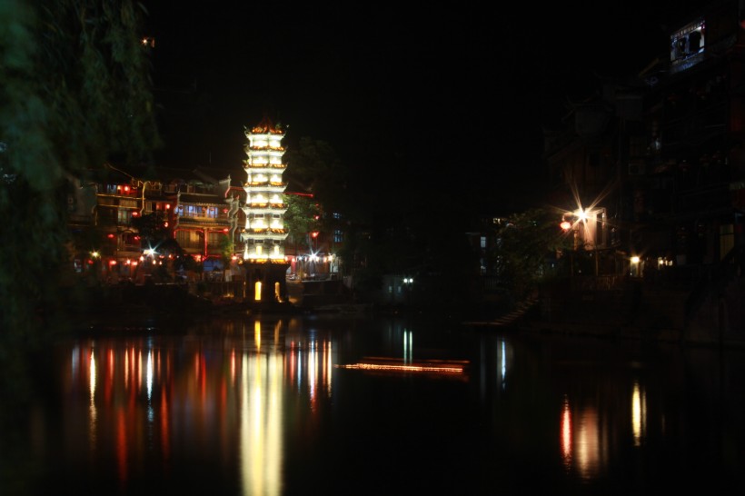 点击大图看下一张：湖南湘西凤凰古城夜景图片