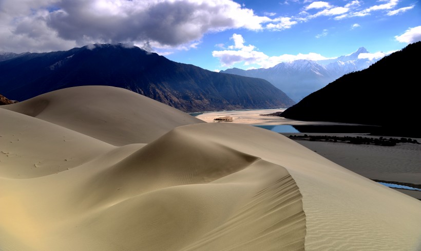 点击大图看下一张:西藏雅鲁藏布佛掌沙丘图片