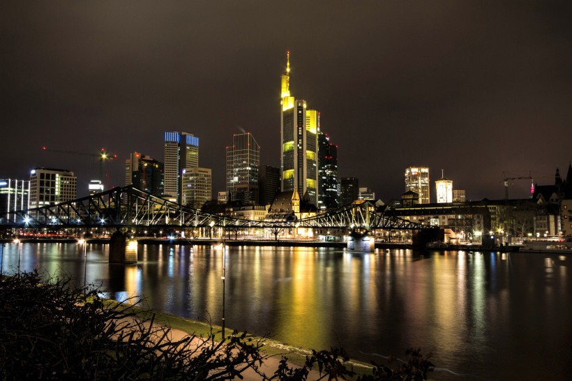 点击大图看下一张：德国法兰克福夜景图片