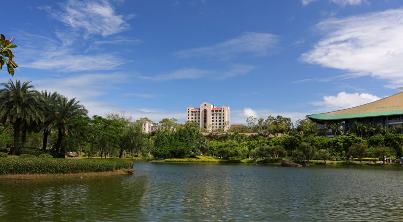 点击大图看下一张：福建厦门大学芙蓉湖风景图片