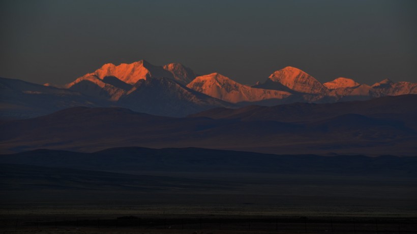 点击大图看下一张：西藏岗巴日出风景图片