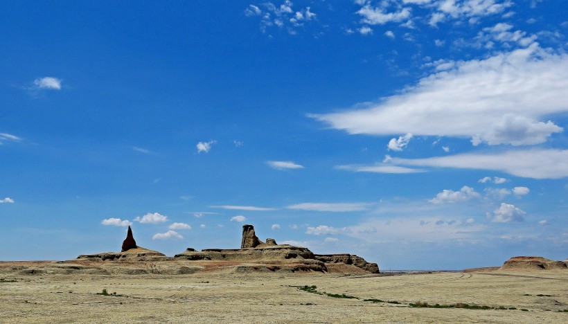 点击大图看下一张：新疆魔鬼城风景图片