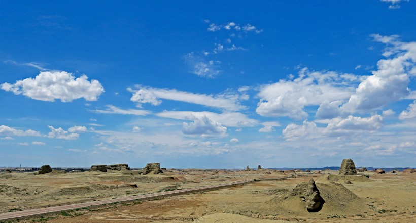 点击大图看下一张：新疆魔鬼城风景图片