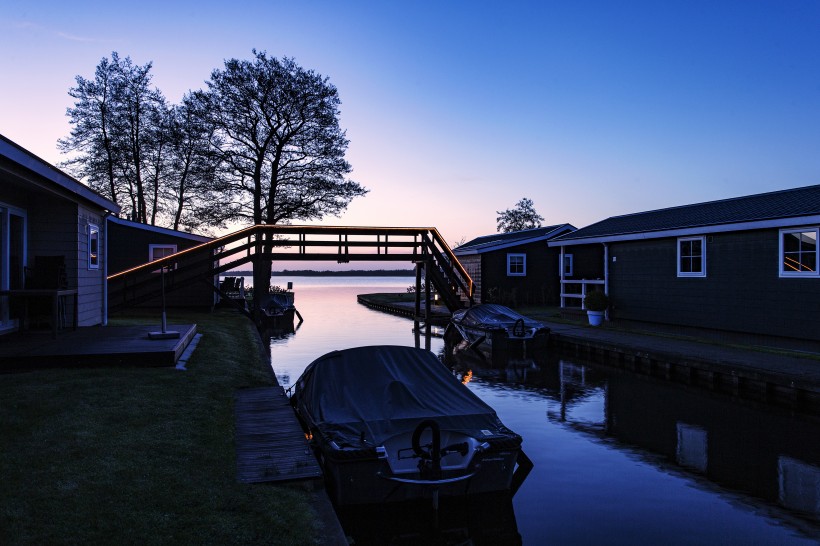 点击大图看下一张：荷兰羊角村风景图片