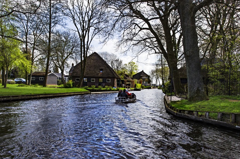 点击大图看下一张：荷兰羊角村风景图片