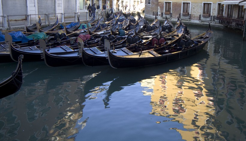 点击大图看下一张：威尼斯贡多拉小船图片