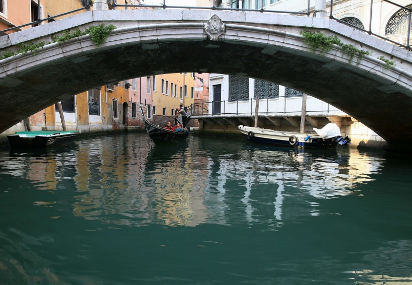 点击大图看下一张：威尼斯贡多拉小船图片