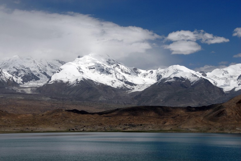 点击大图看下一张：新疆公格尔峰风景图片