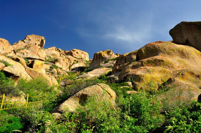 点击大图看下一张：新疆怪石峪风景图片