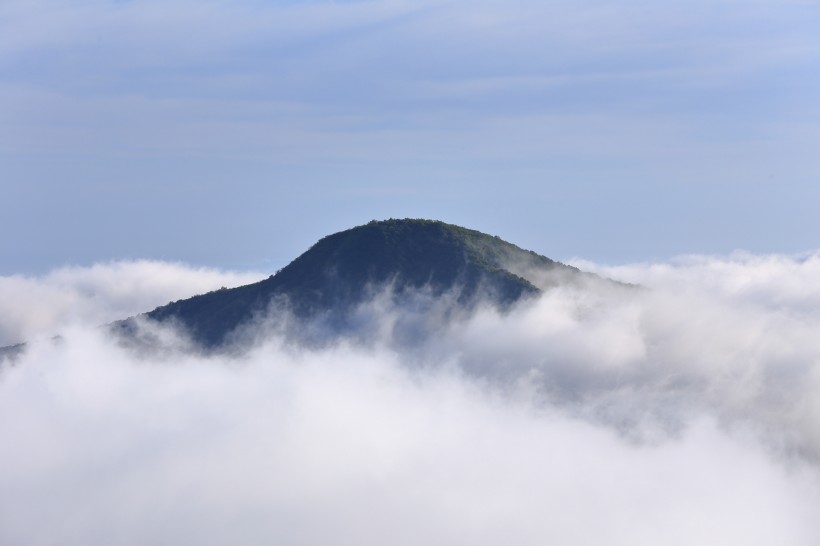 点击大图看下一张：四川光雾山云海风景图片