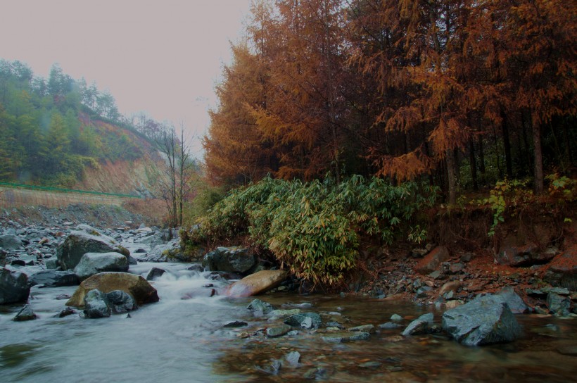 点击大图看下一张：四川光雾山风景图片