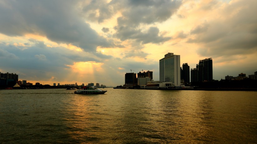 点击大图看下一张：广州白鹅潭夕阳风景图片