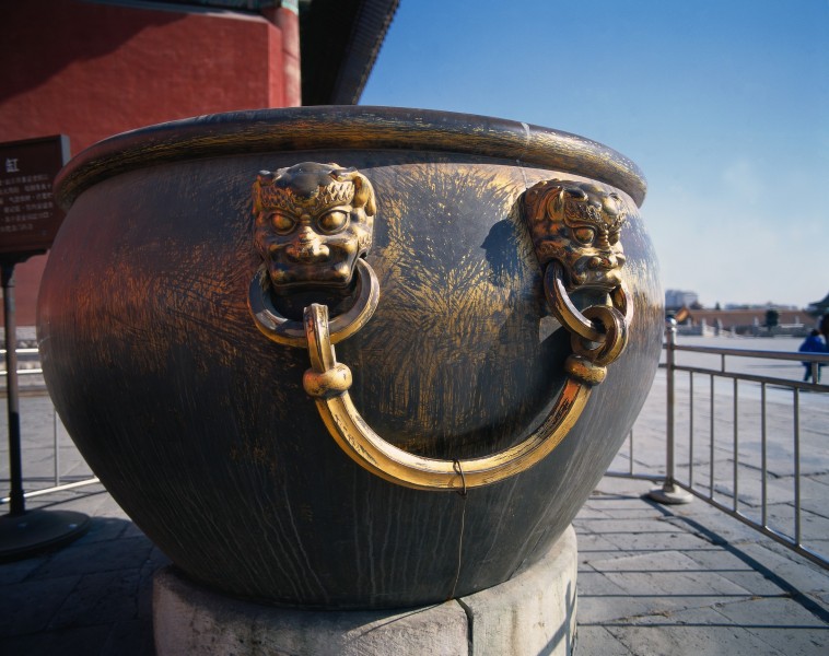 点击大图看下一张：故宫铜缸名 海缸