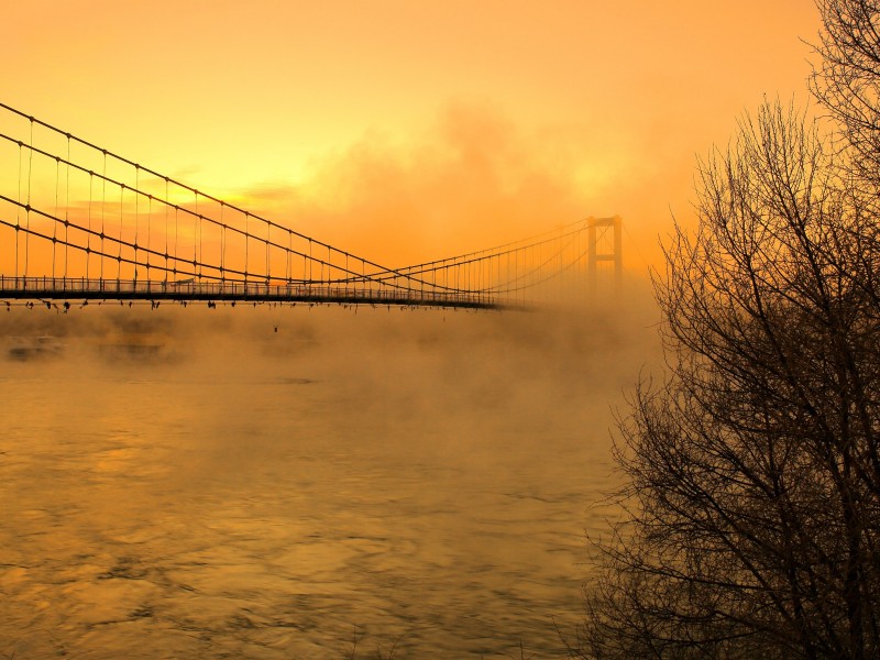 点击大图看下一张：青海贵德晨雾风景图片