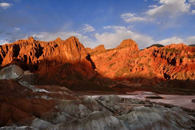 点击大图看下一张：青海贵德地质国家公园风景图片