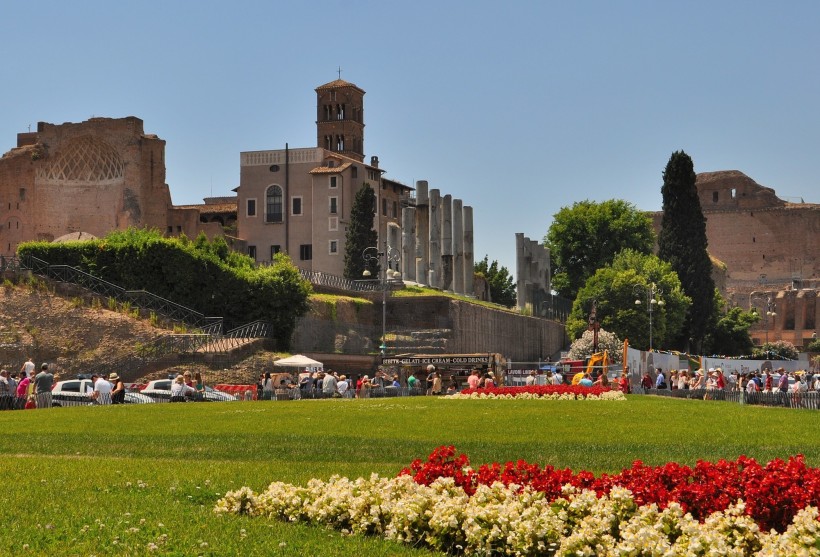 点击大图看下一张：意大利古罗马废墟风景图片