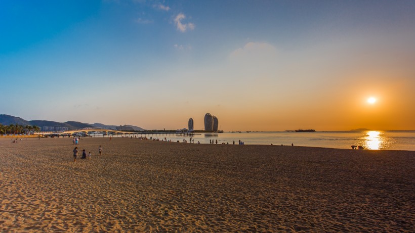 点击大图看下一张：海南三亚湾风景图片