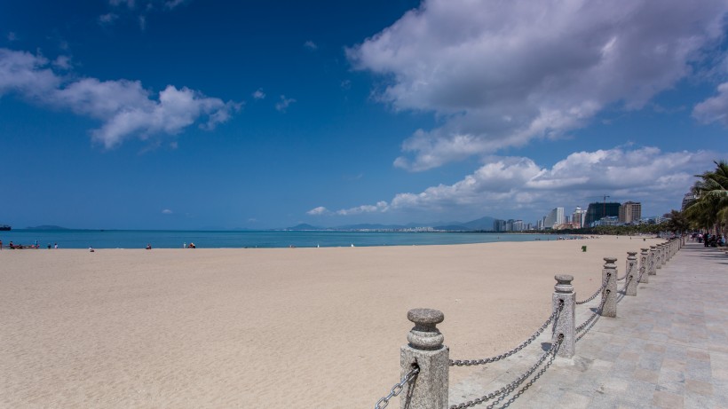 点击大图看下一张：海南三亚湾风景图片