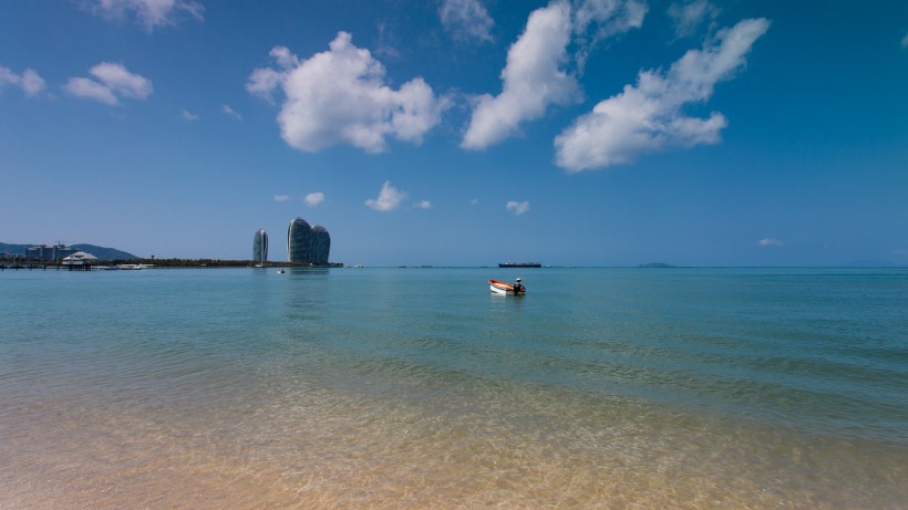 点击大图看下一张：海南三亚湾风景图片