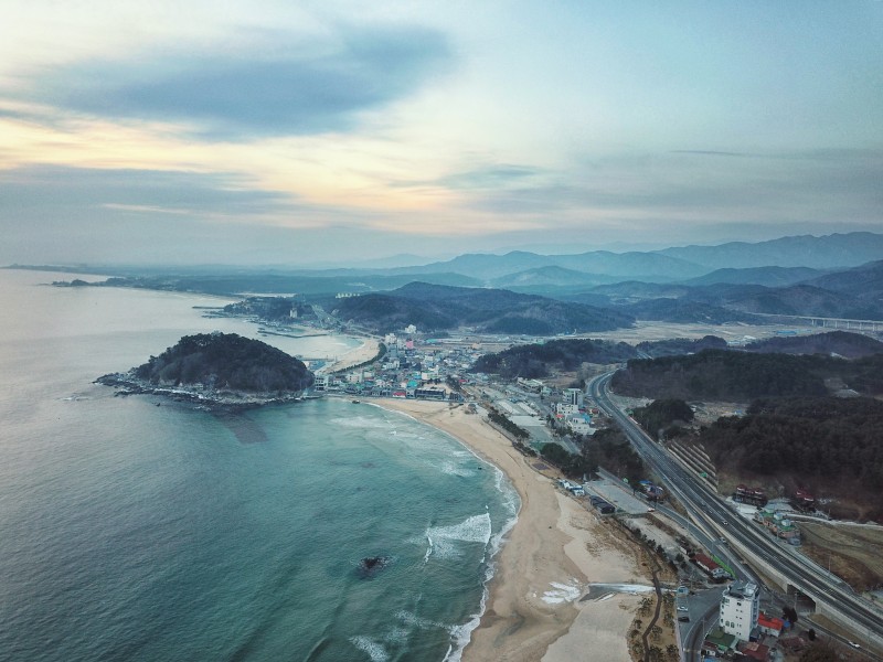 点击大图看下一张：韩国海水浴场风景图片