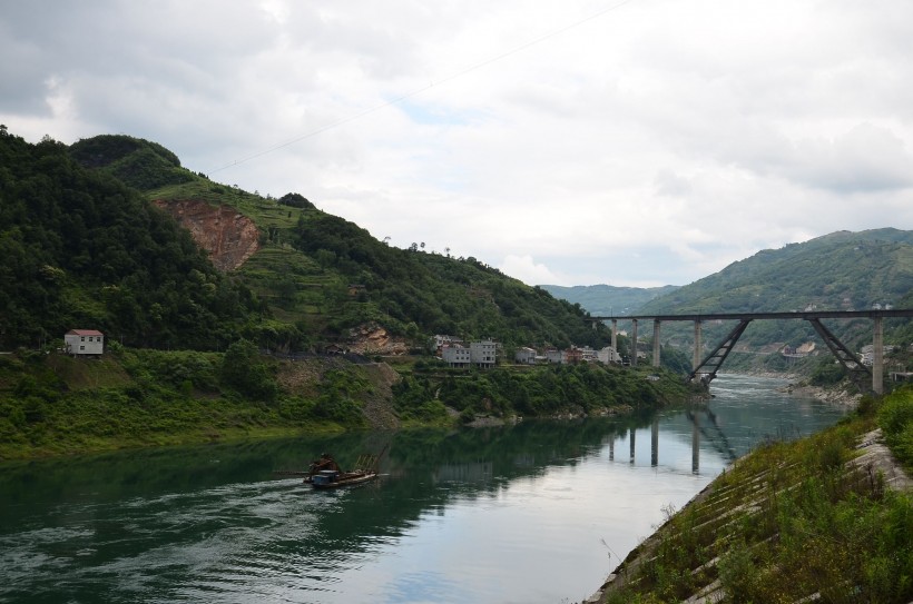 点击大图看下一张：陕西汉江风景图片