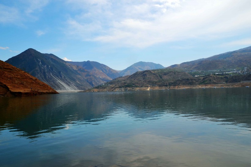 点击大图看下一张：四川汉源湖风景图片