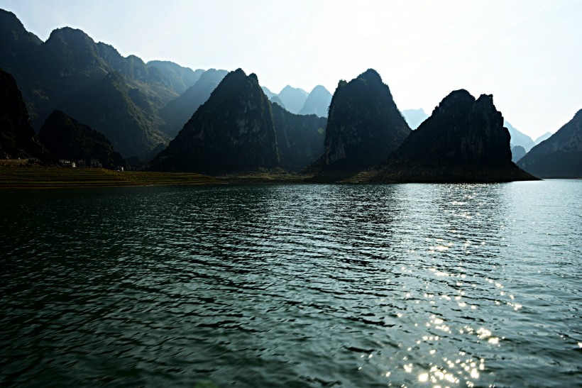 点击大图看下一张：广西百色浩坤湖风景图片