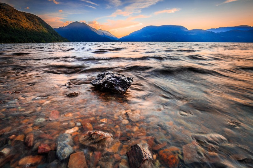 点击大图看下一张：加拿大哈里森湖风景图片