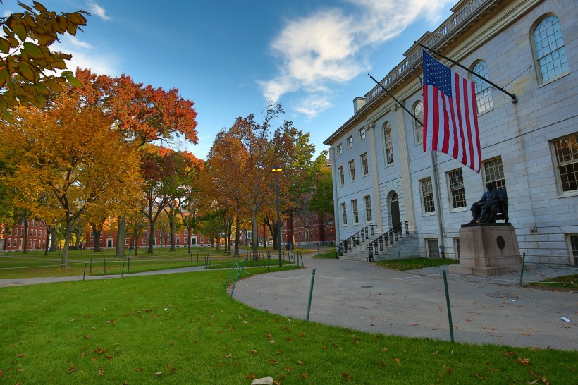 点击大图看下一张：美国哈佛大学校园风景图片