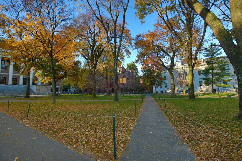 点击大图看下一张：美国哈佛大学校园风景图片