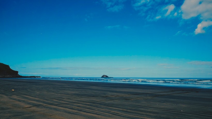点击大图看下一张：新西兰奥克兰鸟岛黑沙滩风景图片