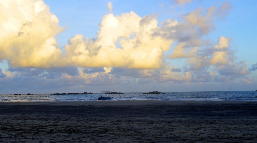 点击大图看下一张：广东台山黑沙湾风景图片