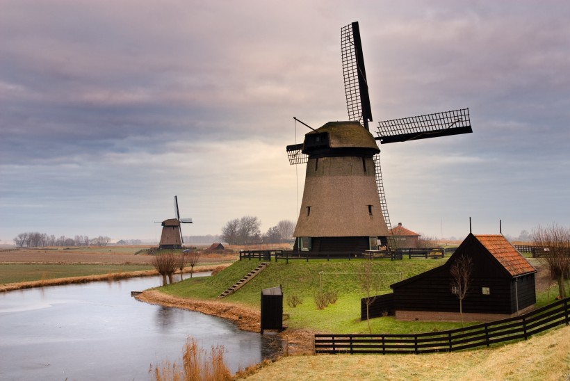 点击大图看下一张：荷兰风车景色图片