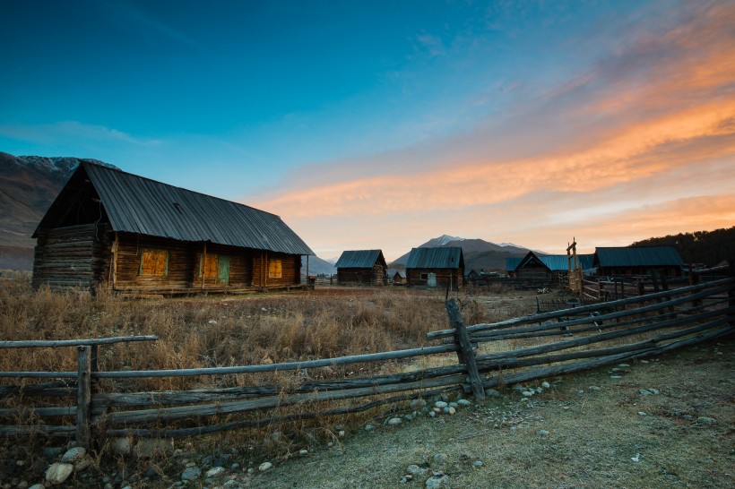 点击大图看下一张：新疆禾木乡清晨风景图片