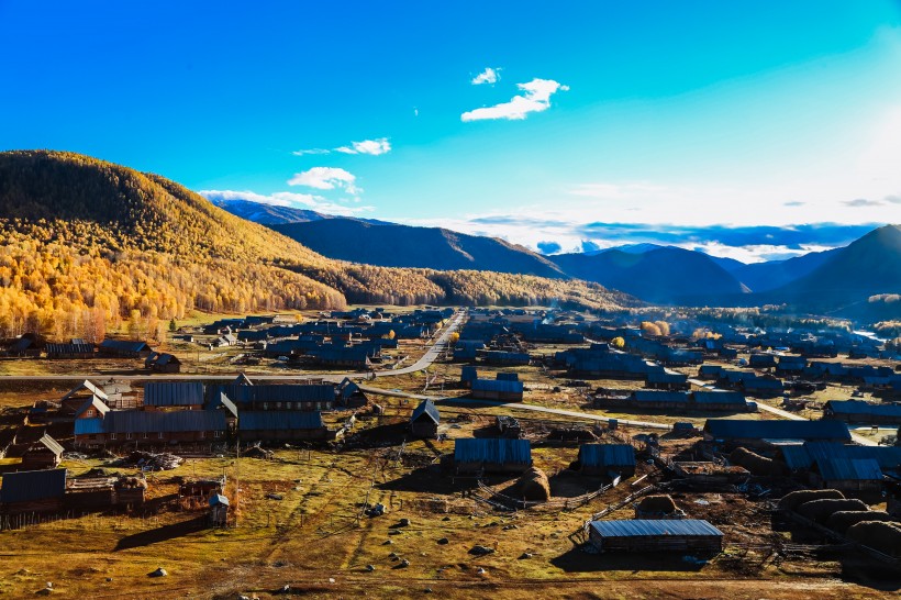 点击大图看下一张：新疆禾木村风景图片