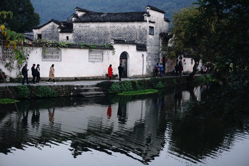 点击大图看下一张：安徽宏村水乡风景图片