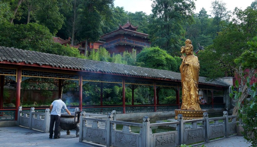 点击大图看下一张：贵州黔灵弘福寺风景图片